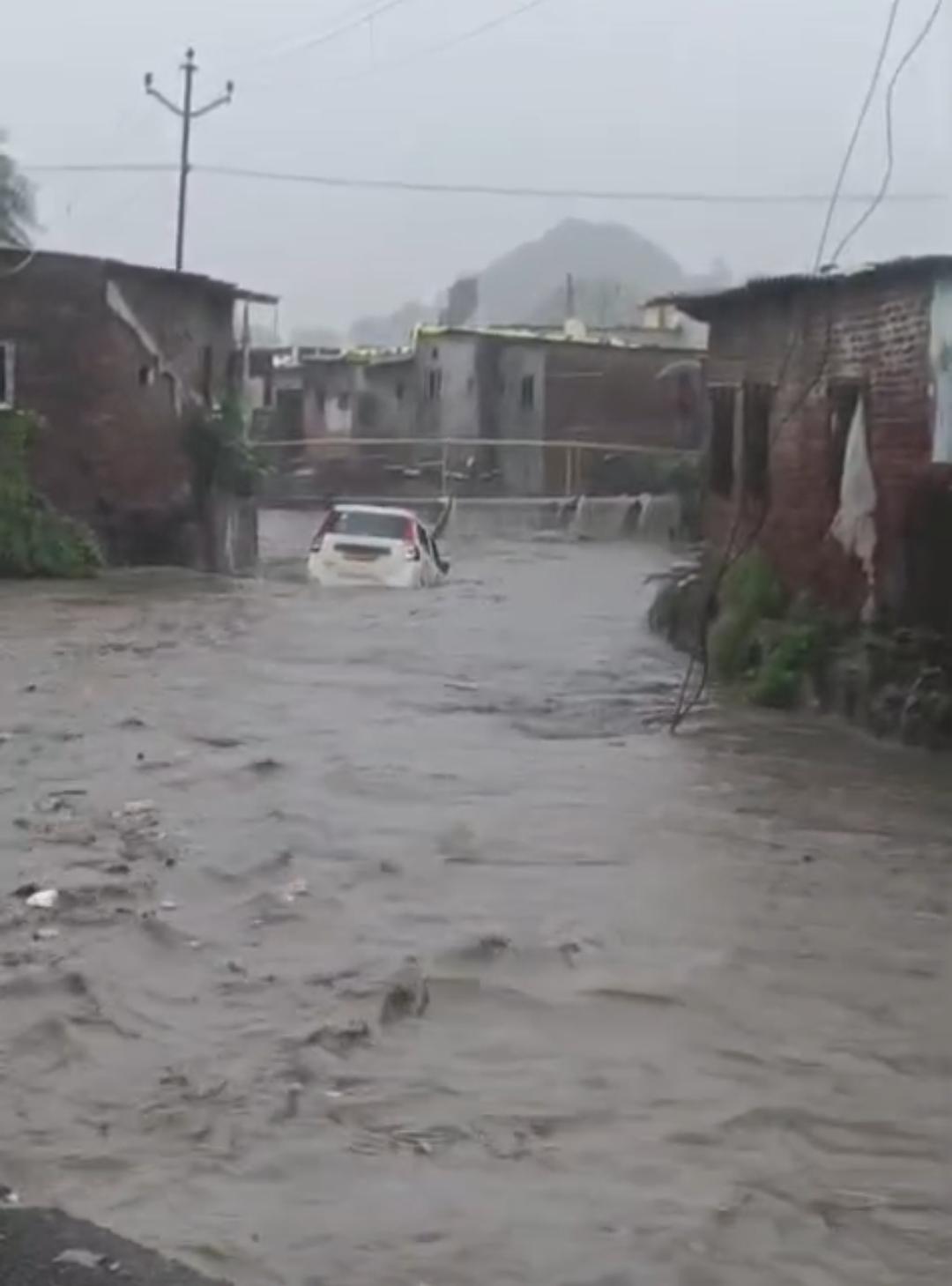 उफनते नाले ने निगलीं दो कारें, वसई में बारिश के बीच चालक ने लगाई मौत से छलांग