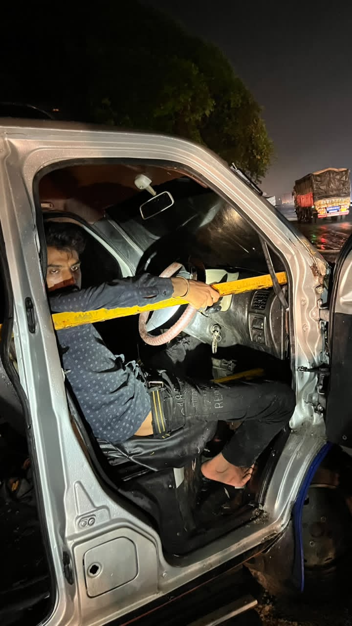 लोहे की रॉड पैर में घुसने से इको चालक वाहन में फंसा,अग्निशमन दल ने किया सफल रेस्क्यू