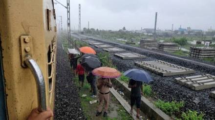 विरार में सुपरफास्ट ट्रेन की चपेट में आई महिला की मौके पर मौत, हादसे से लोकल और लंबी दूरी की ट्रेनें प्रभावित  मीरा रोड-वैतरणा रेलखंड पर इस साल अब तक 93 लोगों की जा चुकी है जान